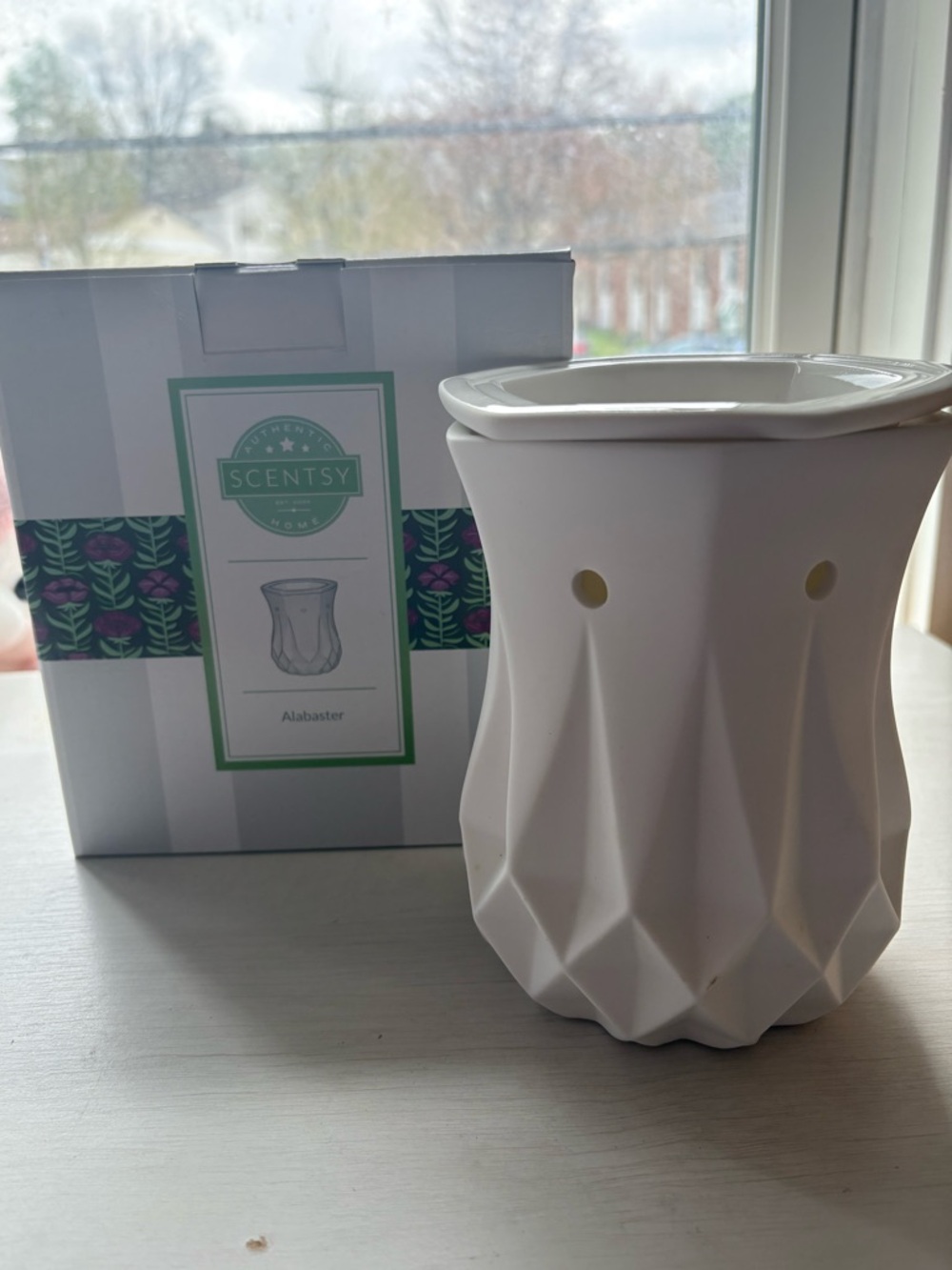 Scentsy Alabaster Ceramic Warmer - White Geometric